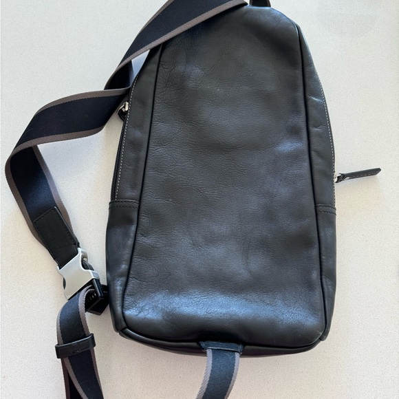 Coach leather bag. Wear on the front; on the back or sideways. Hardly used - Picture 3 of 4